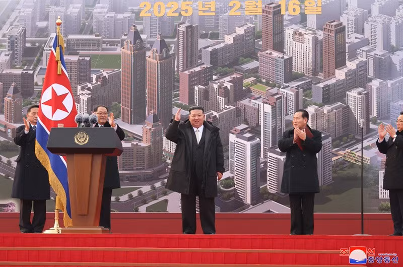 ong-kim-jong-un-khoi-cong-du-an-can-ho-hwasong-03.jpg