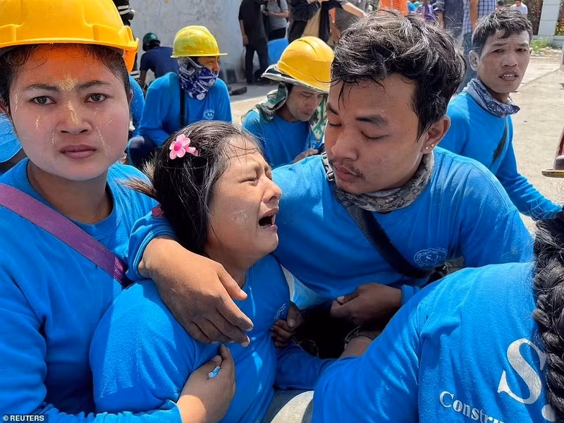 Các viên chức tại một bệnh viện lớn ở thủ đô Naypyidaw đã tuyên bố đây là 'khu vực thương vong hàng loạt', với số người chết dự kiến sẽ tăng lên hàng ngàn người sau khi các tòa nhà đổ sập và mảnh vỡ văng tung tóe. so-nguoi-chet-vi-dong-dat-myanmar-co-the-tang-vot-lo-nguy-co-vo-dap-3.jpg