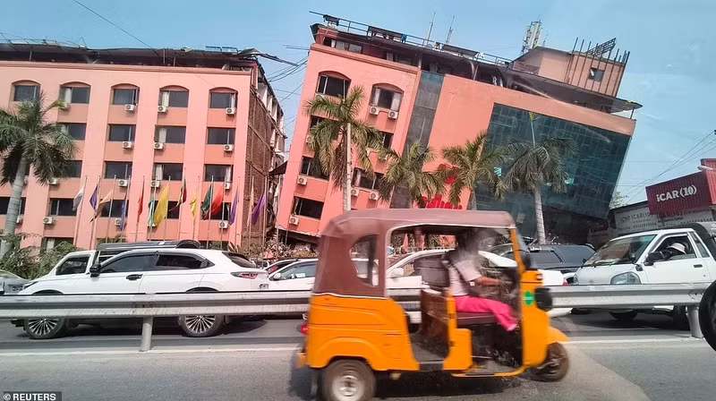 Hội Chữ thập đỏ cảnh báo thiệt hại về cơ sở hạ tầng ở Myanmar có thể khiến các đập lớn vỡ và gây ngập lụt ở nhiều khu vực rộng lớn. so-nguoi-chet-vi-dong-dat-myanmar-co-the-tang-vot-lo-nguy-co-vo-dap-6.jpg