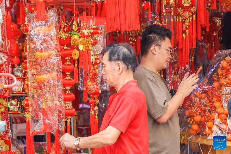 Mọi người lựa chọn đồ trang trí Tết Nguyên đán tại một cửa hàng ở Phố Tàu tại Manila, Philippines. (Ảnh: Xinhua/Rouelle Umali). hinh-anh-nguoi-philippines-mua-sam-trang-tri-don-tet-nguyen-dan-1.jpg