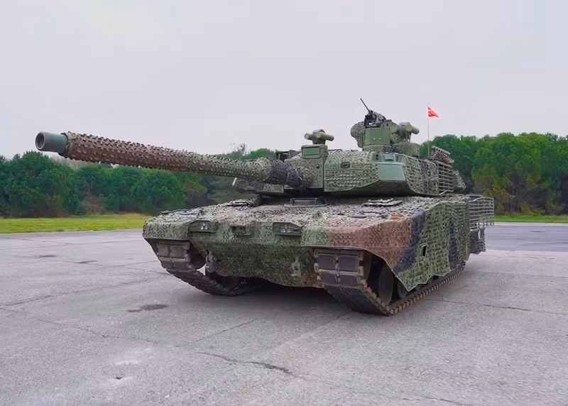 Tổng thống Erdogan dự kiến sẽ tham dự và phát biểu tại Lễ Bàn Giao Xe Tăng Altay. Sự kiện cũng đánh dấu lễ khánh thành Nhà máy Sản xuất Xe Bọc Thép của BMC, một trong những cơ sở sản xuất quốc phòng lớn nhất của Thổ Nhĩ Kỳ. can-canh-xe-tang-altay-noi-dia-tho-nhi-ky-moi-xuat-xuong-2.jpg