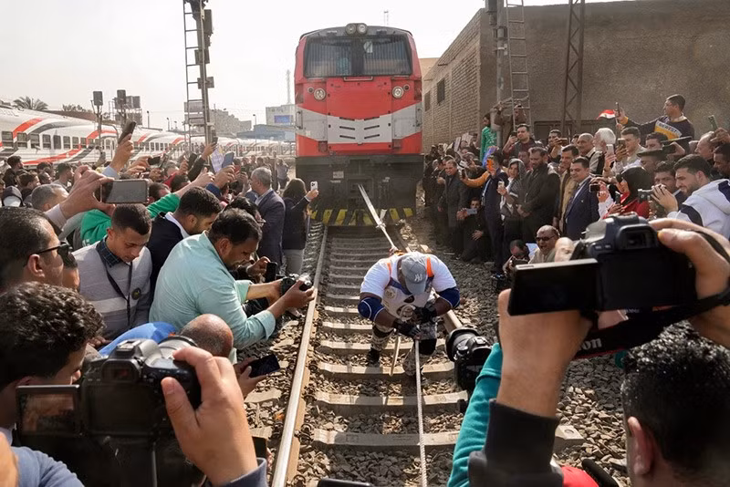 Kabonga kéo một đoàn tàu gần 10 mét tại ga Ramses ở Cairo, Ai Cập, khi các quan sát viên của Guinness World Records chứng kiến. chum-anh-nguoi-dan-ong-ai-cap-rung-rang-keo-tau-hoa-02.jpg