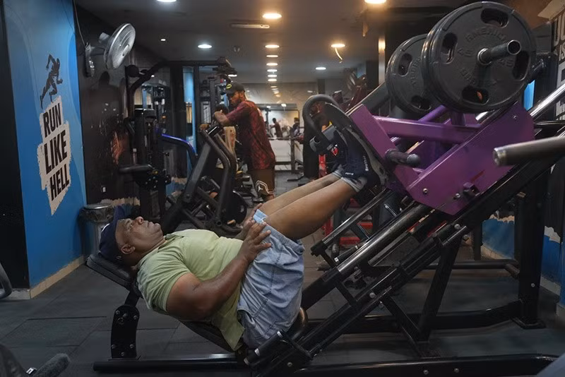 Kabonga tập luyện tại phòng gym chum-anh-nguoi-dan-ong-ai-cap-rung-rang-keo-tau-hoa-04.jpg