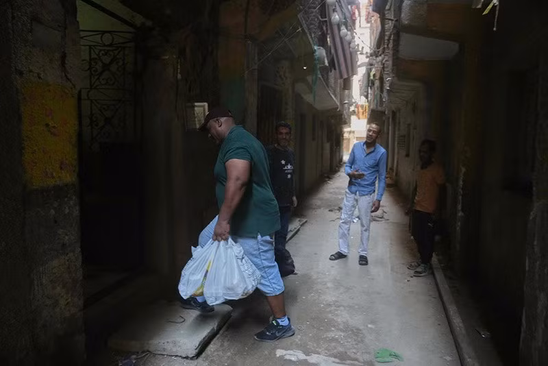 Kabonga được hàng xóm chào đón khi mang bữa trưa về nhà ở Cairo. chum-anh-nguoi-dan-ong-ai-cap-rung-rang-keo-tau-hoa-06.jpg