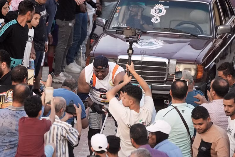 Kabonga cố gắng kéo 20 phương tiện tại Câu lạc bộ Al Safaa ở thành phố 10th of Ramadan, ngoại ô Cairo chum-anh-nguoi-dan-ong-ai-cap-rung-rang-keo-tau-hoa-010.jpg