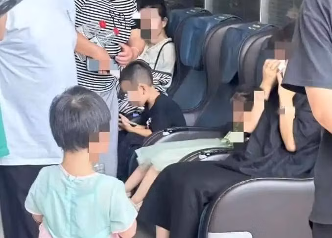 Kết quả xét nghiệm ở Tây An và Thiên Thủy khác biệt lớn, gây nghi ngờ về tính chính xác của báo cáo địa phương. Một số phụ huynh ngã quỵ khi thấy kết quả xét nghiệm, có người còn ngất xỉu. dau-don-phat-hien-con-nhiem-doc-chi-su-that-tu-mon-an-o-truong-mau-giao-10.jpg