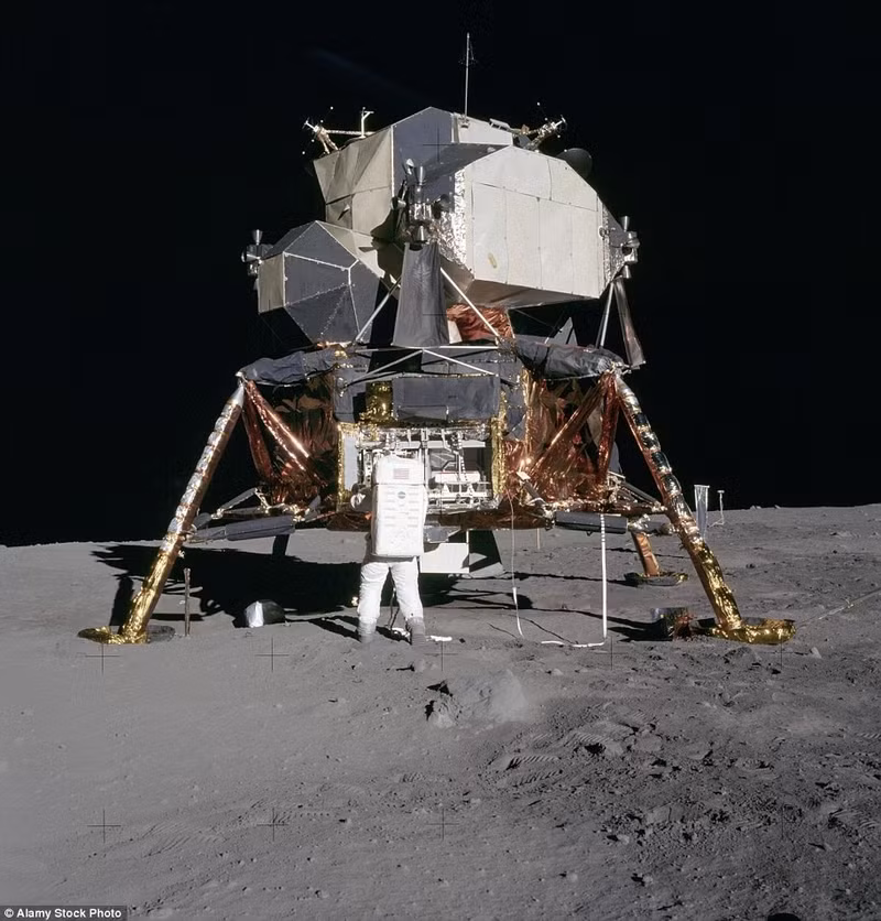 NASA cũng nghiên cứu vật liệu xây dựng; các phi hành gia trên ISS đã thực hành kỹ thuật trộn xi măng để đánh giá hiệu quả ngoài trọng lực, và cân nhắc in 3D cấu trúc sử dụng chủ yếu đất Mặt Trăng và nước ở khu vực cực nam. nasa-tiet-lo-sap-co-ngoi-lang-song-that-tren-mat-trang-7.jpg