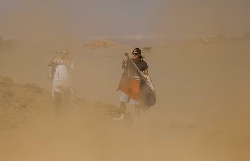 Mọi người chụp ảnh trong phần mở đầu của Giải đua xe Dakar. Ảnh: REUTERS/Maxim Shemetov chum-anh-giai-dua-xe-dakar-rally-2025-021.jpg