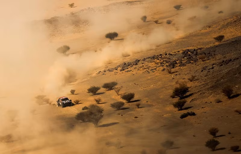 Sebastien Loeb và Fabian Lurquin của Dacia Sandriders đang hành động trong Chặng 2 của Giải đua xe Dakar Rally. Ảnh: REUTERS/Maxim Shemetov chum-anh-giai-dua-xe-dakar-rally-2025-019.jpg