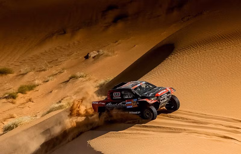 Toby Price và Sam Sunderland của Overdrive Racing đang hành động trong Chặng 2 của Giải đua xe Dakar Rally, Ảnh: REUTERS/Maxim Shemetov chum-anh-giai-dua-xe-dakar-rally-2025-05.jpg
