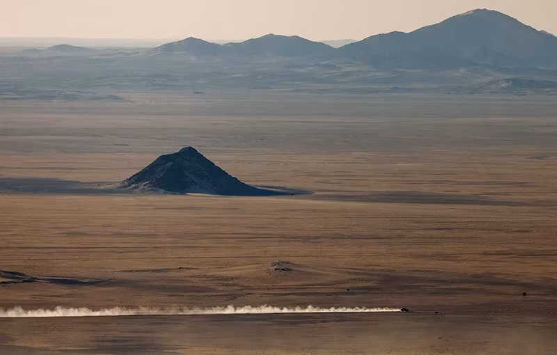 Một góc nhìn trong Chặng 2 của Giải đua xe Dakar Rally, Ảnh: REUTERS/Maxim Shemetov chum-anh-giai-dua-xe-dakar-rally-2025-06.jpg