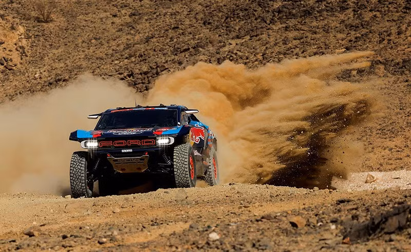 Carlos Sainz và Lucas Cruz của Ford M-Sport đang hành động trong phần mở đầu của cuộc đua xe Dakar Rally. Ảnh: REUTERS/Maxim Shemetov chum-anh-giai-dua-xe-dakar-rally-2025-015.jpg