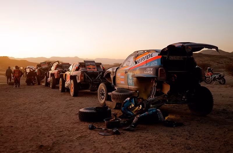 Chiếc xe của đội Raid Mini JCW Joao Ferreira và Filipe Palmeiro đang được sửa chữa sau chặng 2 của giải đua xe Dakar Rally. Ảnh: REUTERS/Maxim Shemetov chum-anh-giai-dua-xe-dakar-rally-2025-08.jpg