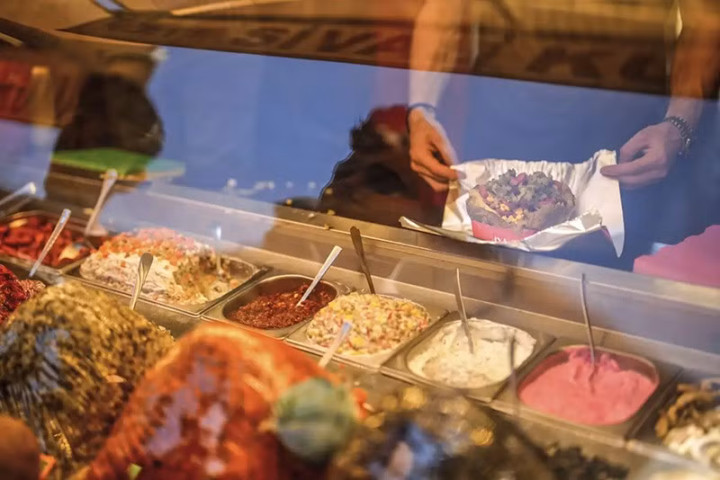 Một người bán hàng đang chế biến món khoai tây nướng nhồi. (Ảnh: AP/Emrah Gurel) chum-anh-mon-an-kumpir-tnk-ngay-khoai-tay-quoc-te-07.jpg