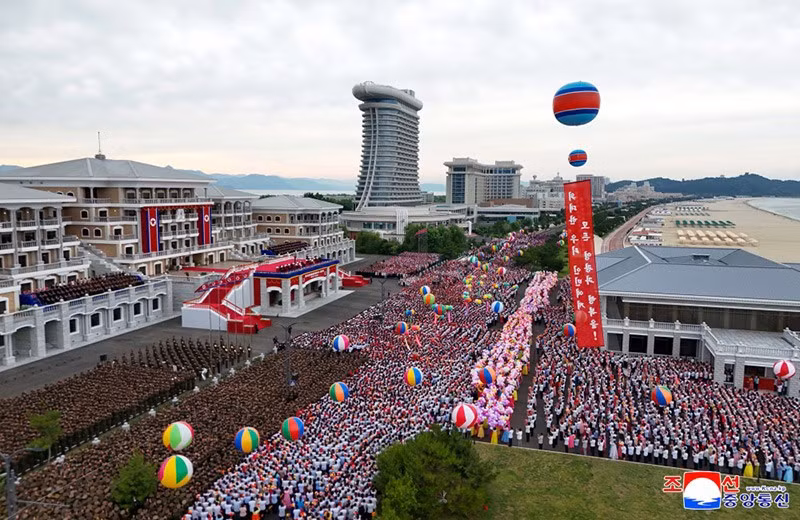 Ông Kim gọi đây là “một trong những thành công lớn nhất trong năm nay”. Ông cũng tuyên bố đây là “bước khởi đầu đầy tự hào” cho chính sách phát triển du lịch. chum-anh-trieu-tien-khanh-thanh-khu-du-lich-bien-wonsan-kalma-04.jpg