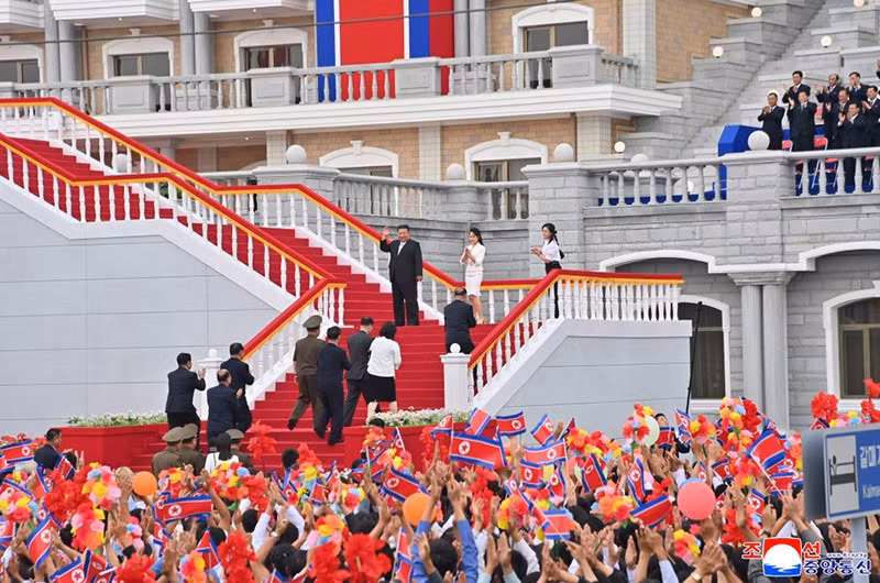 Ông Kim Jong-un đã đến tham quan và cắt băng khánh thành khu nghỉ hôm 24/6 và ngày 26/6, KCNA đưa tin về lễ khai trương. chum-anh-trieu-tien-khanh-thanh-khu-du-lich-bien-wonsan-kalma-03.jpg