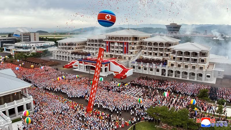 Đây được xem là một bước ngoặt trong chiến lược phát triển ngành du lịch của ông Kim Jong-un. Khu nghỉ có thể đón gần 20.000 khách cùng lúc, theo truyền thông nhà nước. chum-anh-trieu-tien-khanh-thanh-khu-du-lich-bien-wonsan-kalma-02.jpg