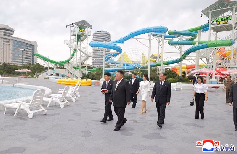 Triều Tiên từng cấm toàn bộ khách du lịch nước ngoài từ đầu năm 2020 do COVID-19. chum-anh-trieu-tien-khanh-thanh-khu-du-lich-bien-wonsan-kalma-07.jpg