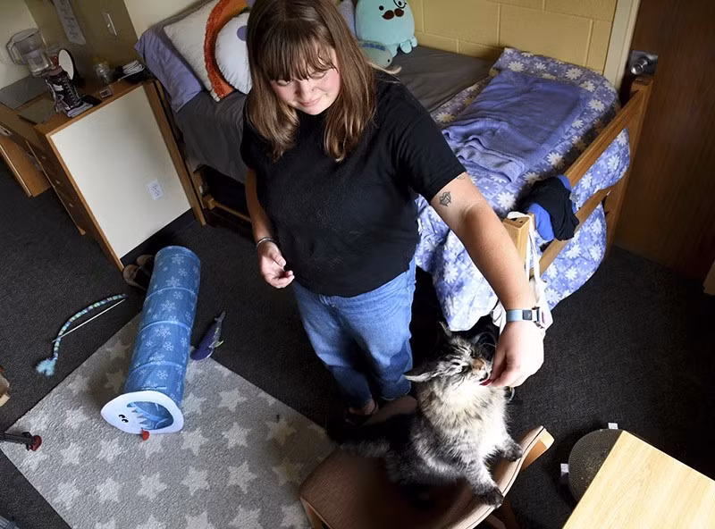 Sinh viên Molly Cheer cho biết đã chọn Đại học Northern Colorado một phần vì chính sách thân thiện với thú cưng của trường Ảnh: AP. chum-anh-dong-vat-giup-sinh-vien-cam-thay-nhu-o-nha-08.jpg