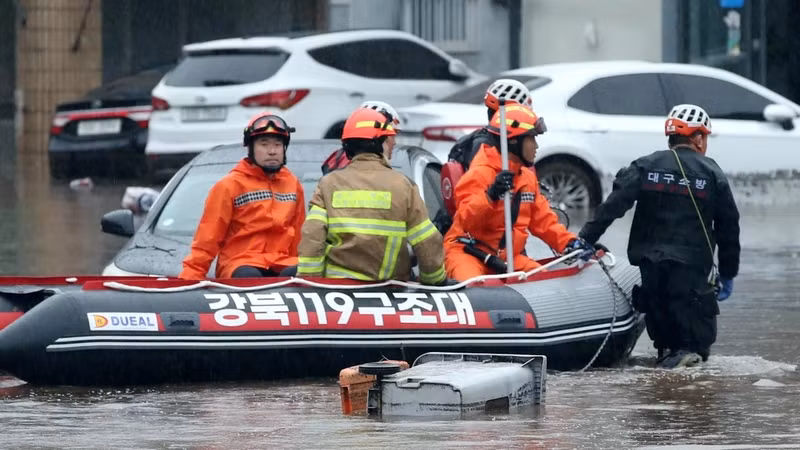 Tổng thống Hàn Quốc ông Lee Jae Myung đã kêu gọi chính phủ tăng cường vai trò trong phòng chống và ứng phó thiên tai. mua-ky-luc-o-han-quoc-khien-hang-ngan-nguoi-so-tan-8.jpg