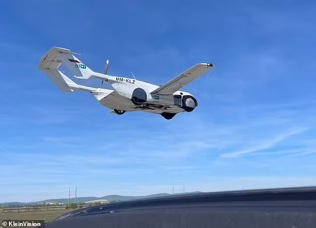 AirCar sử dụng đường băng 300 mét để cất cánh, đạt tốc độ tối đa 250km/h khi bay. o-to-bay-gia-trieu-usd-mon-do-choi-moi-cho-gioi-sieu-giau-3.jpg