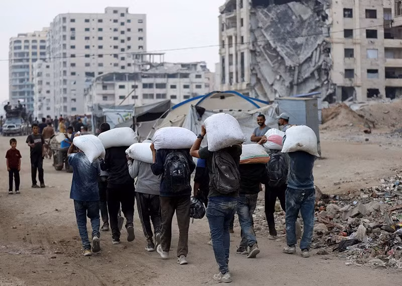 Hơn 800 người Palestine đã bị giết trong những tuần gần đây khi cố tiếp cận lương thực, phần lớn trong các vụ xả súng hàng loạt của Israel gần các điểm phân phát do Tổ chức Nhân đạo Gaza (GHF) thiết lập. chum-anh-nan-doi-ngay-cang-nghiem-trong-o-dai-gaza-0705-06.jpg
