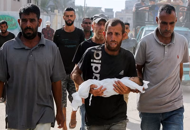 Người cha Palestine Fadi Al-Najjar đau buồn trước cái chết của con trai 3 tháng tuổi Yehia, qua đời do suy dinh dưỡng giữa cuộc khủng hoảng đói nghèo bên ngoài bệnh viện Nasser ở Khan Younis, phía nam Dải Gaza, 20/7. Ảnh: Reuters. chum-anh-nan-doi-ngay-cang-nghiem-trong-o-dai-gaza-0705-016.jpg