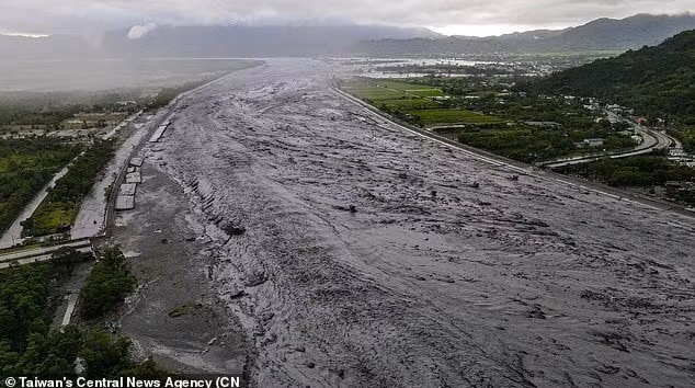 Bùn và nước lũ rút sau khi một hồ chắn vỡ và khiến một số phần của cây cầu bắc qua suối Mataian bị phá hủy ở Hoa Liên, Đài Loan ngày 24/9 super-typhoon-ragasa-4.jpg