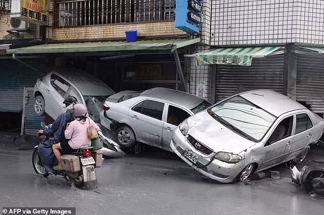 Ở Đài Loan (Trung Quốc), số người chết đã tăng lên 15 người và 124 người vẫn đang mất liên lạc sau khi một hồ chắn ở huyện Hualien vỡ super-typhoon-ragasa-9.jpg