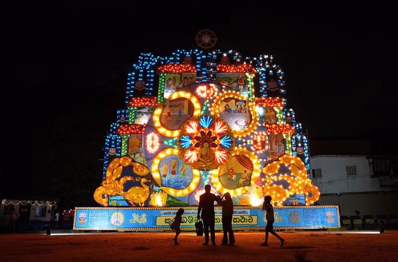 Mọi người đến thăm "Pandal", một nền tảng tạm thời được trang trí bằng các tấm bảng chiếu sáng minh họa các giai thoại về cuộc đời Đức Phật, vào Ngày lễ Vesak tại Colombo, Sri Lanka ngày 12/5. Ảnh: REUTERS/Thilina Kaluthotage chum-anh-dai-le-phat-dan-vesak-0505-016.jpg