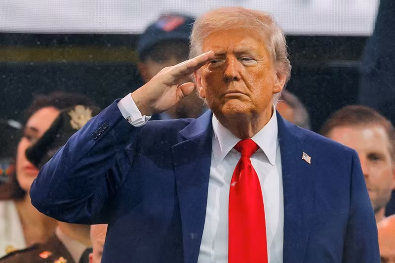 Tổng thống Trump trong lễ diễu hành mừng kỷ niệm ngày thành lập lần thứ 250 của Quân đội Hoa Kỳ, cùng ngày sinh nhật lần thứ 79 của ông. Ảnh: REUTERS/Carlos Barria chum-anh-duyet-binh-o-washington-my-0605-022.jpg