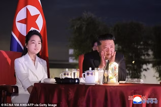 con-gai-ong-kim-jong-un-gay-soc-xuat-hien-tai-dieu-binh-day-tin-don-ke-2.jpg