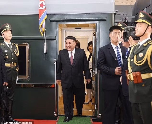 con-gai-ong-kim-jong-un-gay-soc-xuat-hien-tai-dieu-binh-day-tin-don-ke-4.jpg