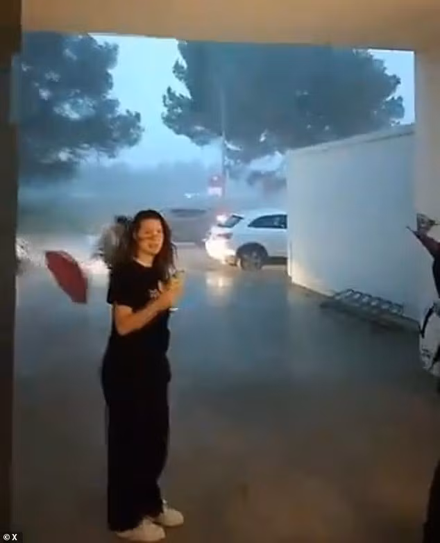 sicily-ngap-trong-bien-nuoc-o-to-troi-lenh-benh-giua-pho-3.jpg