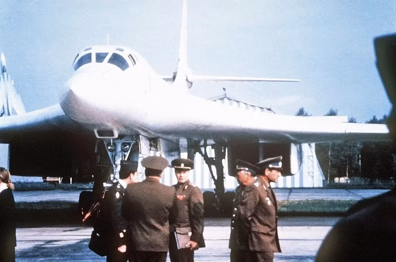 10. Tupolev Tu-160 "Blackjack". Máy bay ném bom siêu âm cánh cụp xoè lớn nhất từng chế tạo, nặng tới 275.000 kg, tốc độ Mach 2.05. Dù chỉ phục vụ vài năm trước khi Liên Xô tan rã, nó vẫn là biểu tượng sức mạnh chiến lược. 10-may-bay-xo-viet.jpg