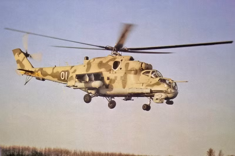 7. Mil Mi-24 "Hind". Trực thăng vũ trang kiêm vận tải độc đáo, vừa chở lính vừa tấn công bằng pháo, rocket. Xuất hiện trong nhiều cuộc chiến, được mệnh danh “xe tăng bay”, lập nhiều kỷ lục tốc độ và leo cao. 10-may-bay-xo-viet-4.jpg