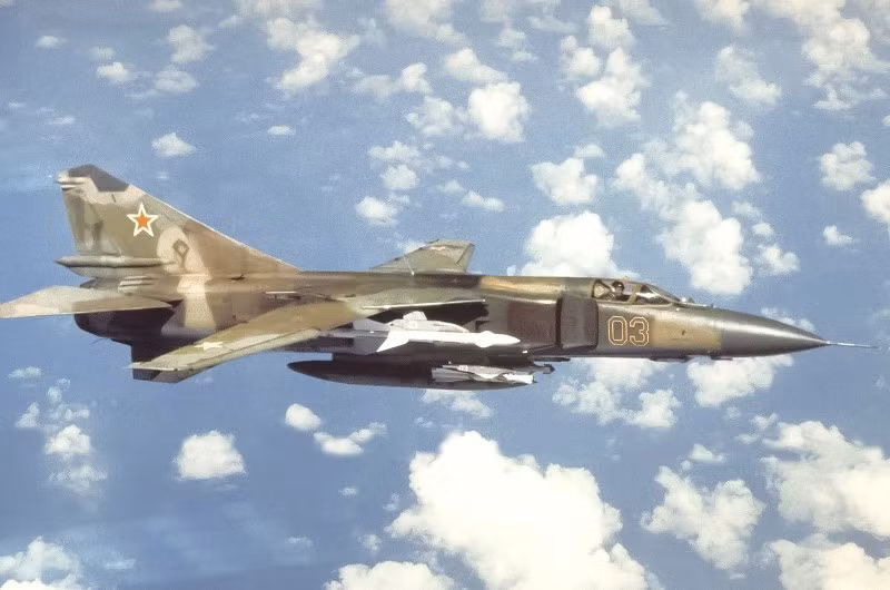 9. Mikoyan-Gurevich MiG-23 "Flogger". Tiêm kích cánh cụp xoè một động cơ, sản xuất hơn 5.000 chiếc. Tốc độ tối đa Mach 2.35–2.6, đa dạng biến thể từ tiêm kích đến cường kích, thể hiện học thuyết ưu tiên số lượng hơn công nghệ. 10-may-bay-xo-viet-2.jpg