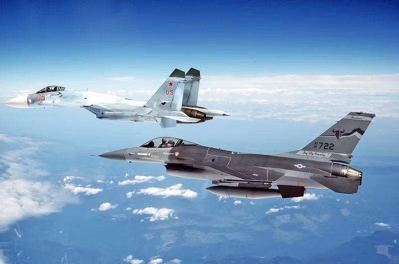2. Sukhoi Su-27 "Flanker". Tiêm kích chủ lực cuối Chiến tranh Lạnh, đối trọng F-15. Cơ động xuất sắc, leo cao kỷ lục, mang nhiều tên lửa không đối không. Trình diễn bay khiến phương Tây kinh ngạc sau 1990. 10-may-bay-xo-viet-9.jpg