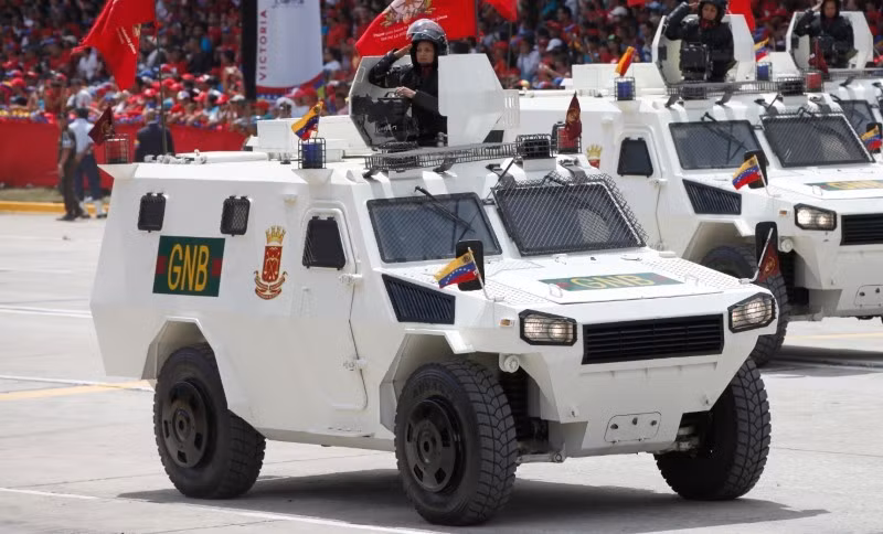 Xe bọc thép VN-4 của Lực lượng Vệ binh Quốc gia Venezuela. xem-quan-doi-venezuela-tao-bay-tinh-vi-de-danh-lua-tinh-bao-my-6.jpg