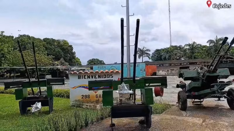 Quân đội Venezuela đã chế tạo các mô hình giả của pháo phòng không ZU-23, súng cối 120mm và xe bọc thép VN-4. xem-quan-doi-venezuela-tao-bay-tinh-vi-de-danh-lua-tinh-bao-my.jpg