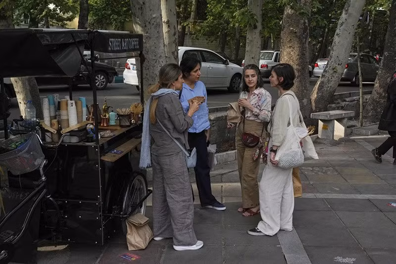 chum-anh-cuoc-song-o-thu-do-tehran-cua-iran-017.jpg