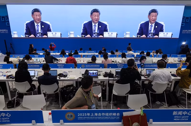Ông Putin nhấn mạnh việc sử dụng ngày càng nhiều đồng tiền quốc gia trong thanh toán song phương. Theo ông Putin, điều này tạo nền tảng chính trị và kinh tế — xã hội cho một hệ thống an ninh mới ở Á — Âu. chum-anh-lanh-dao-trung-nga-chia-se-tam-nhin-trat-tu-tg-04.jpg