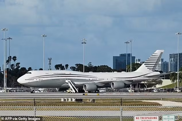 Một chiếc Boeing 747-8 trị giá 400 triệu USD, từng phục vụ gia đình hoàng gia Qatar, sắp trở thành chuyên cơ tạm thời của cựu Tổng thống Mỹ Donald Trump. ben-trong-cung-dien-bay-400-trieu-usd-qatar-tang-ong-trump-3.jpg