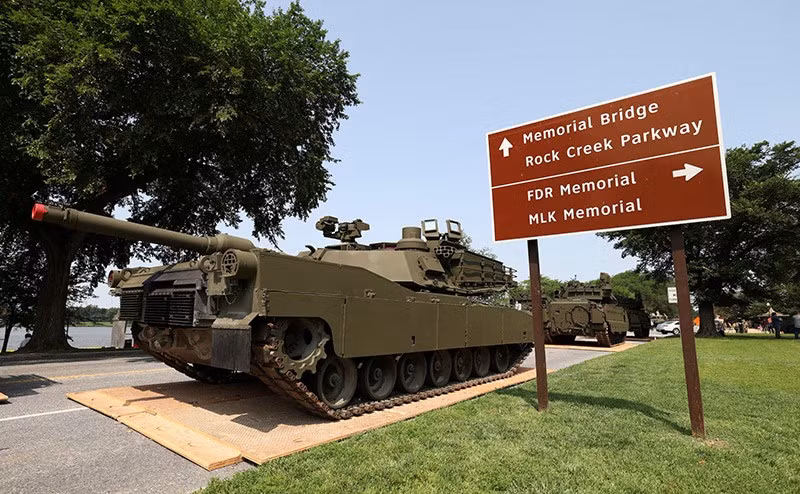 Một chiếc xe tăng M1A2/Abrams nằm trước biển báo giao thông trước cuộc diễu hành kỷ niệm 250 năm thành lập Quân đội Hoa Kỳ sắp tới tại Washington, D.C., ngày 11/ 6. Ảnh: REUTERS/Kevin Lamarque chum-anh-washington-chuan-bi-le-duyet-binh-ky-niem-thanh-lap-qd-05.jpg