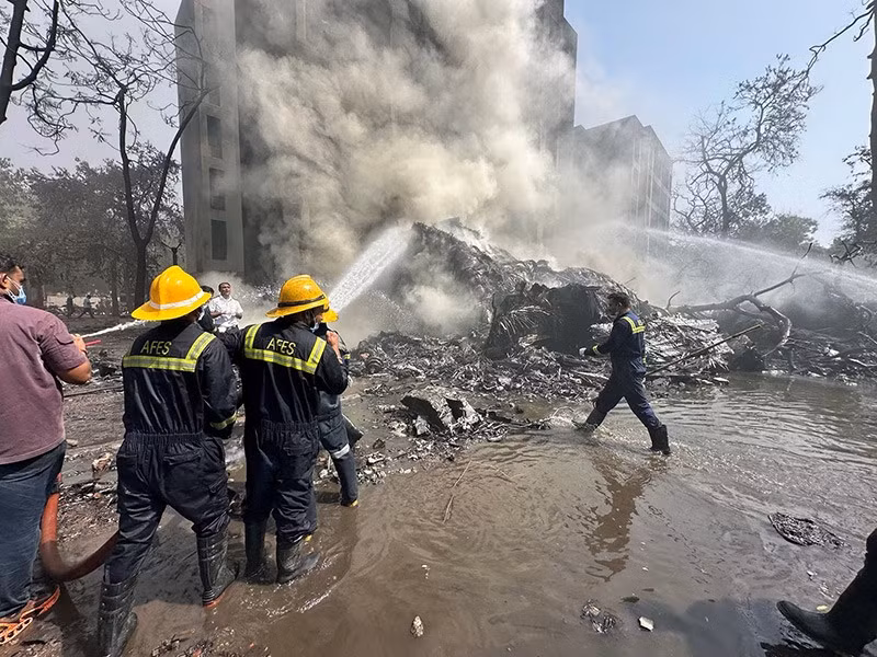 Các đội cứu hộ gồm lính cứu hỏa, quân đội và y tế đã được điều động khẩn cấp đến hiện trường. chum-anh-chuyen-bay-cua-air-india-cho-242-nguoi-bi-roi-013.jpg