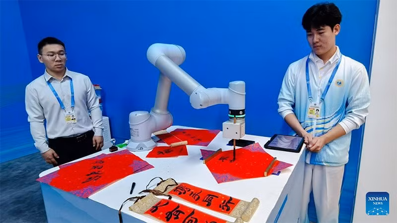 chum-anh-robot-o-trung-tam-truyen-thong-sco-2025-03.jpg