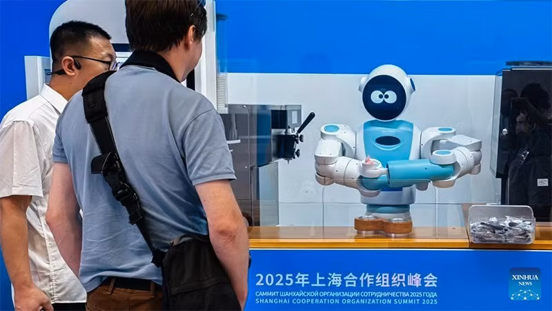 chum-anh-robot-o-trung-tam-truyen-thong-sco-2025-04.jpg