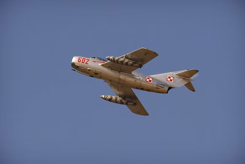 Một chiếc tiêm kích MIG-15 từ Ba Lan bay phía trên đường băng tại sân bay Aurel Vlaicu. chum-anh-trien-lam-hang-khong-quoc-te-bucharest-2025-012.jpg