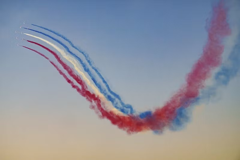 Các phi công của Patrouille de France (PAF), đơn vị nhào lộn chính xác của Không quân và Không gian Pháp, biểu diễn phía trên đường băng tại sân bay Aurel Vlaicu. chum-anh-trien-lam-hang-khong-quoc-te-bucharest-2025-04.jpg