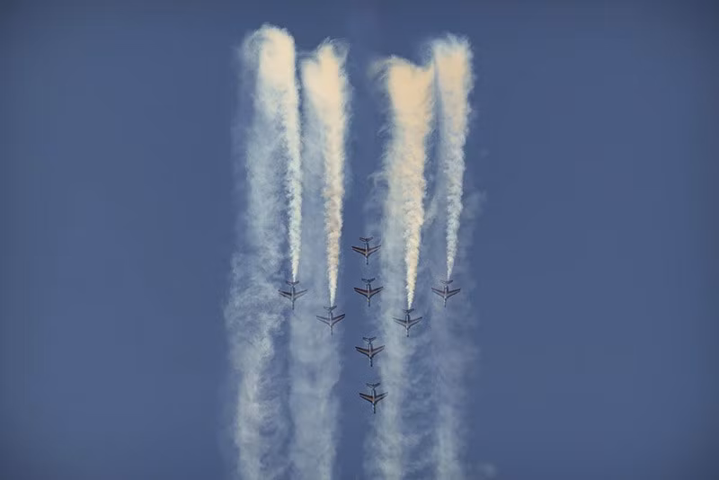 Các phi công của đội Patrouille de France (PAF) thể hiện khả năng. chum-anh-trien-lam-hang-khong-quoc-te-bucharest-2025-011.jpg